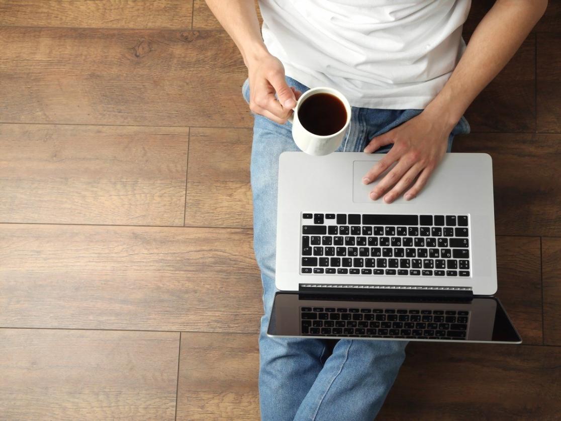 Teilnehmer bei der Arbeit mit Keyword-Recherche-Tools